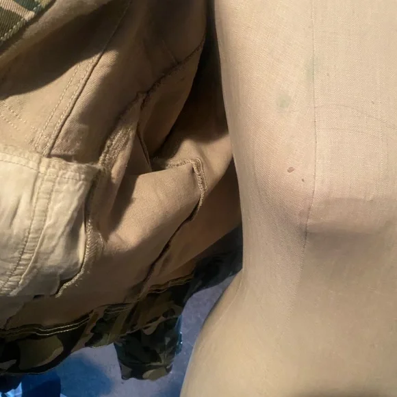 Camo Jean jacket. Sz large. Lots of details. - Picture 4 of 9